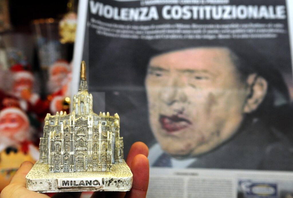 La statuetta del Duomo di Milano lanciato contro Silvio Berlusconi